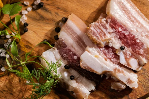 Gordura Porco Salgada Com Temperos Uma Mesa Madeira — Fotografia de Stock