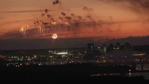 Vídeo Câmera Lenta Fogos Artifício Sobre Cidade Pôr Sol — Vídeo de Stock