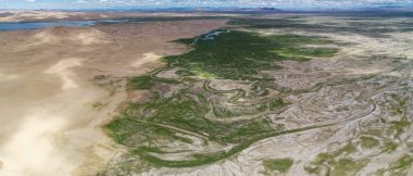 Gökyüzü panoraması, çöl Moğolları ve Zavkhan nehri.