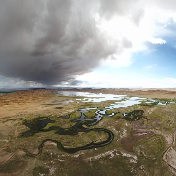 空中パノラマ砂漠モンゴルのエルズとザブハン川 — ストック写真