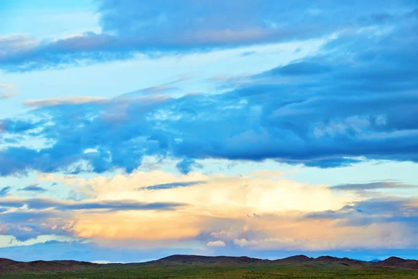 砂丘の上の夕方曇りの空 モンゴル西部 モンゴル エルズ砂漠 — ストック写真