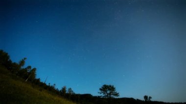 Orjinal zaman atlamalı video gece tepelerinde güzel bir manzara.