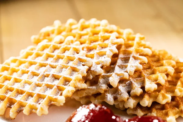 Beyaz Bir Tabakta Yuvarlak Belçika Waffleları Ahşap Bir Masada — Stok fotoğraf