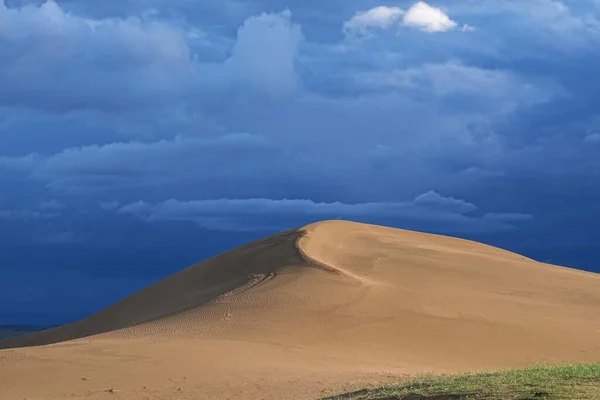 蒙古的Barkhans在杜尔根努尔湖附近的沙丘沙漠 蒙古西部霍夫省 — 图库照片
