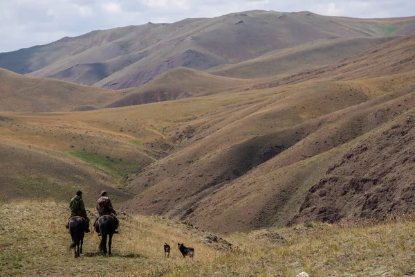 Zwei Reiter Mit Zwei Hunden Trockenen Berglandschaften Republik Altai Sibirien — Stockfoto