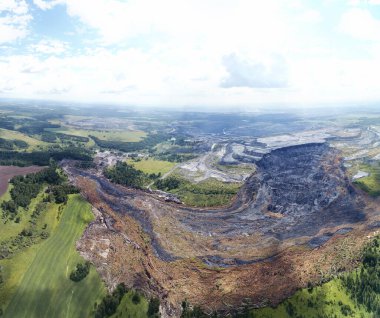 Kömür madenli hava manzarası. Çevre felaketi - bir kömür madeni heyelan bir nehir vadisini tahrip etti