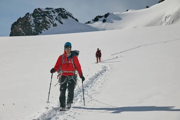 Twee Klimmers Lopen Gletsjer Rechtenvrije Stockafbeeldingen