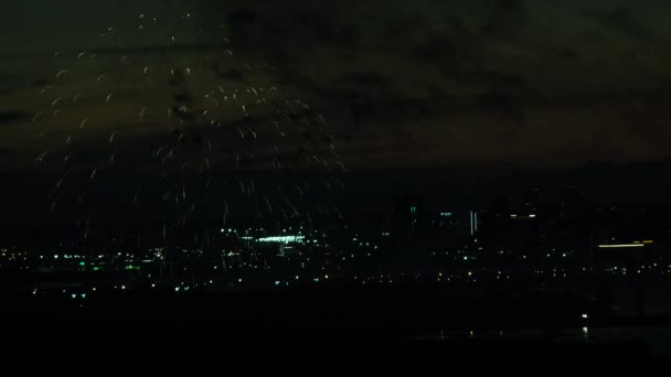 Imágenes Fuegos Artificiales Explotando Cielo Nocturno Sobre Ciudad — Vídeo de stock