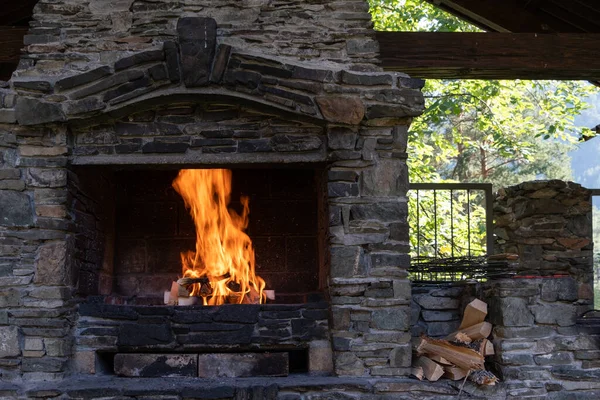 Bonita Chimenea Jardín Llamas Rojas Piedra Lugar Para Relajarse Cocinar — Foto de Stock