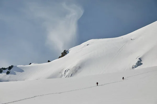 Zwei Bergsteiger Auf Gletscher Unterwegs — Stockfoto