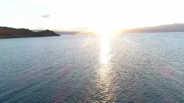 Deniz üzerinde günbatımının hava görüntüleri