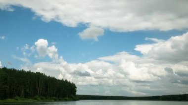 Nehir ve mavi gökyüzünün manzara görüntüleri