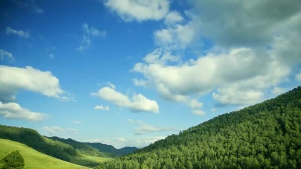 Paisagem Montanhosa Com Nuvens Céu Azul — Vídeo de Stock