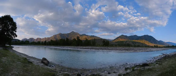 Altaï Paysage Avec Rivière Katun Des Sommets Rocheux — Photo