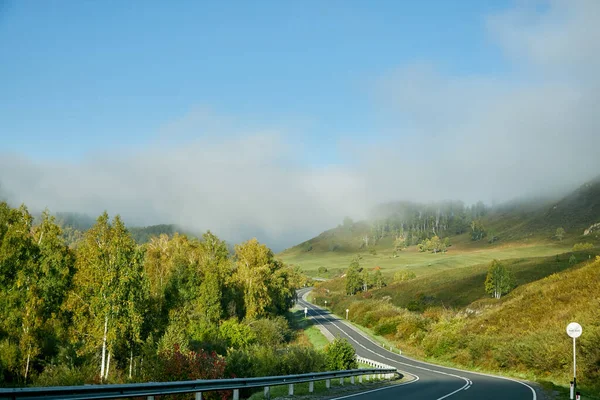 Długa Droga Między Zielonymi Wzgórzami — Zdjęcie stockowe