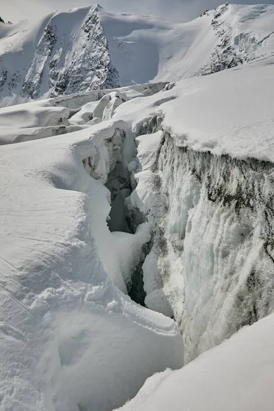 Las Grietas Dividen Glaciar Altas Montañas —  Fotos de Stock