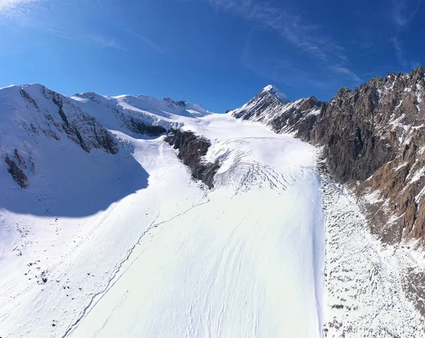 Höga Berg Täckta Med Glaciärer Stockbild