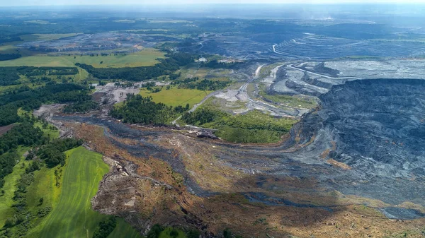 有煤矿的空中景观 环境灾难 煤矿倾弃场塌方摧毁了一个河谷 图库照片