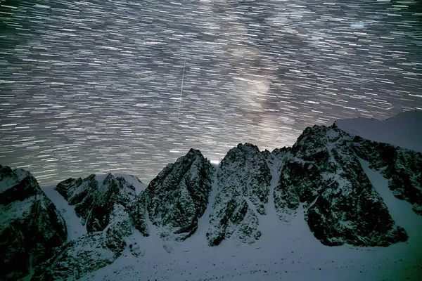 Milchstraße Und Verschneite Berge Altai Bei Nacht Stockbild