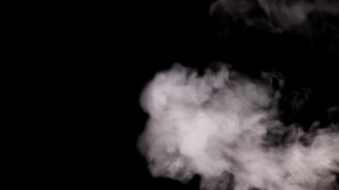 Siyah arkaplanda soyut duman hareketleri