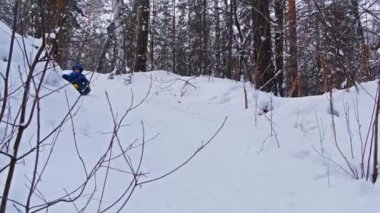 Ormanda şişme donutla gezen küçük çocuk.