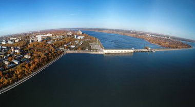 Novosibirsk şehrinin havadan görünüşü ve Ob Nehri 'ndeki hidroelektrik santrali. Novosibirsk, Sibirya, Rusya 