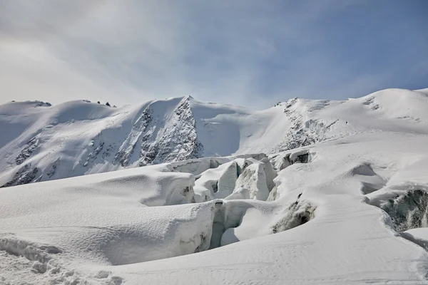 裂缝把高山上的冰川劈开了 — 图库照片