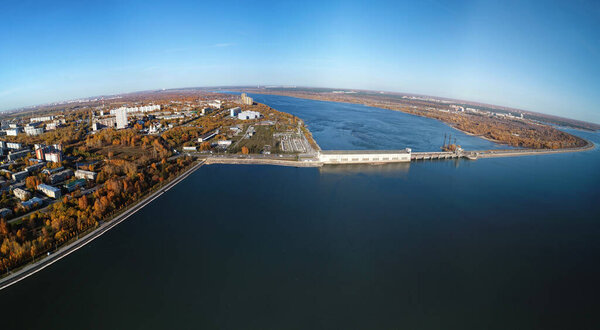 Вид с воздуха на город Новосибирск и ГЭС на Обь. Новосибирск, Сибирь, Россия 