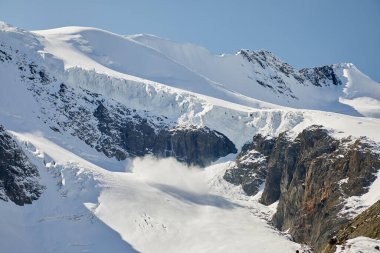 Dağlardaki buzullarda kar çığ gibi yükseldi.