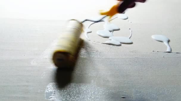 Mano Usando Rodillo Superficie Con Pintura Blanca — Vídeo de stock