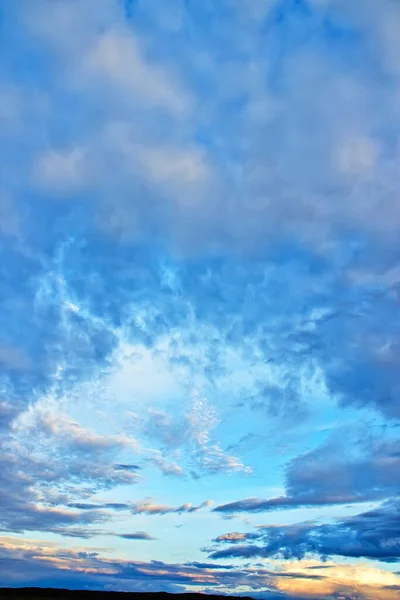 Majestuoso Fondo Cielo Atardecer Con Suaves Nubes Colores Sin Pájaros — Foto de Stock