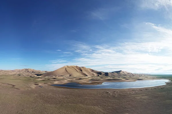 Kumlu Bir Çölün Kenarında Büyük Bir Göl Moğolistan Kumlu Çöl — Stok fotoğraf