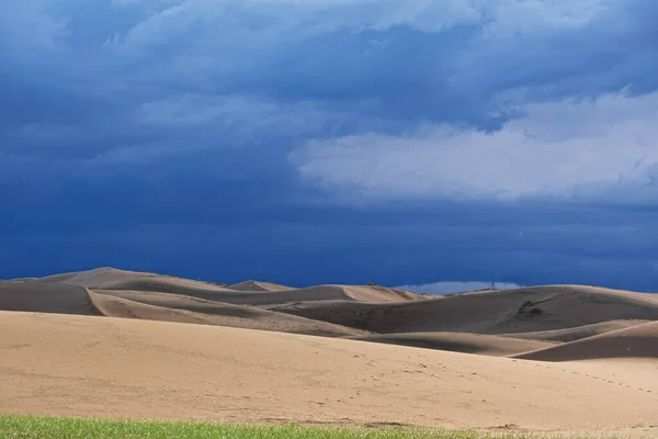 Barkhans Mongolia Sandy Dune Desert Mongol Els Lake Durgen Nuur Imágenes de stock libres de derechos