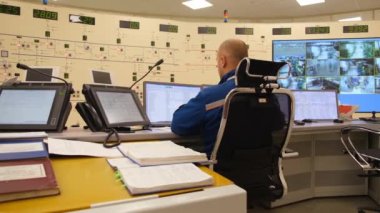 NOVOSIBIRSK RUSSIA, - 13 Eylül 2019: Ob Nehri üzerindeki Novosibirsk hidroelektrik santralindeki kontrol odası