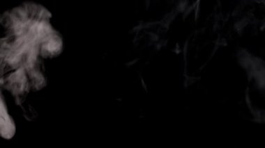 Siyah arkaplanda beyaz duman