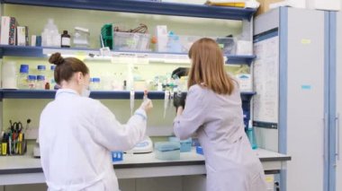 NOVOSIBIRSK RUSSIA, - 20 Mayıs 2021: Biyolojik merkez, modern bilim laboratuvarı. 