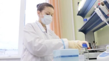 NOVOSIBIRSK RUSSIA, - 20 Mayıs 2021: Biyolojik merkez, modern bilim laboratuvarı. 