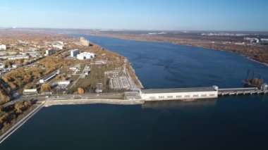 Novosibirsk Hidroelektrik Santrali Ob Nehri üzerinde bulunan bir hidroelektrik santralidir. Ob Nehri 'ndeki tek hidroelektrik santrali.