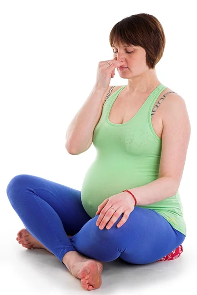 Gravid kvinna som gör yoga — Stockfoto