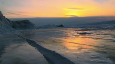 Gün batımında kış göl manzara