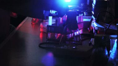 Modern laboratuvarda çalışan kadın