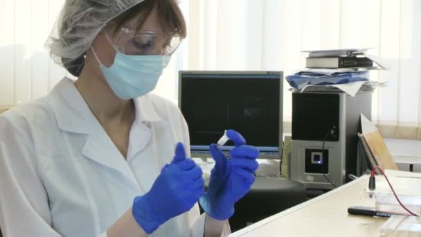 Mujer trabajando en laboratorio moderno — Vídeo de stock