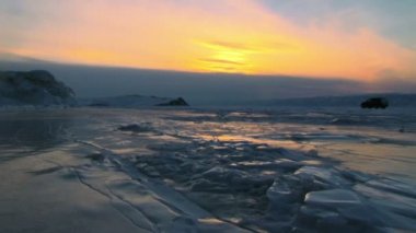 Gün batımında kış göl manzara