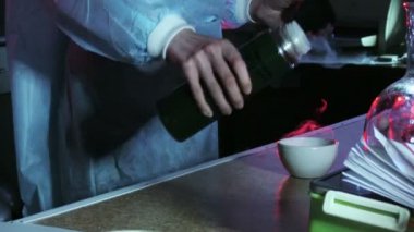 Modern laboratuvarda çalışan bilim adamı