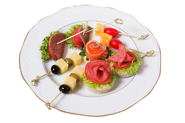 Закуски с сыром, оливками и колбасой — стоковое фото