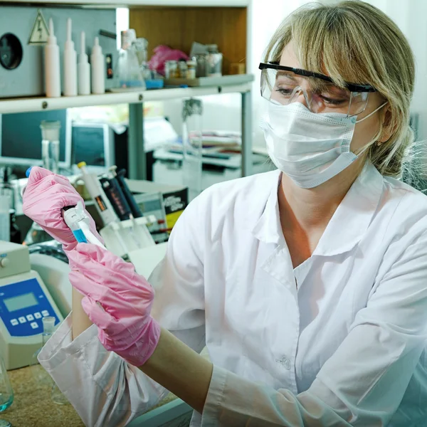 Mujer investigadora — Foto de Stock