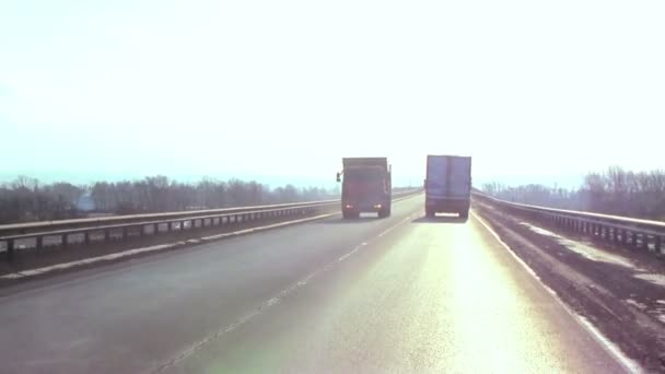 Trafic de camions remorque sur l'autoroute — Video