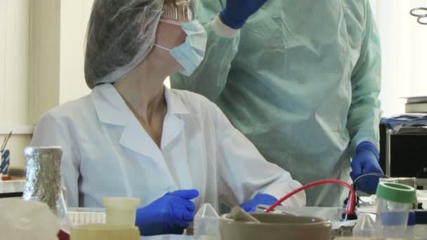 Femme travaillant dans un laboratoire moderne — Video