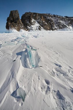 Kaya ve buz üzerinde Baykal