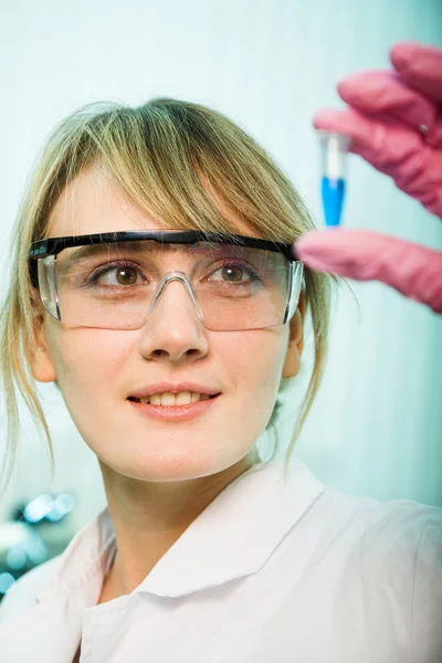 Meisje in moderne laboratorium — Stockfoto